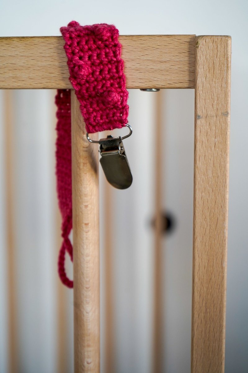 Crochet pacifier clip - Dark pink dot Babalu boutique