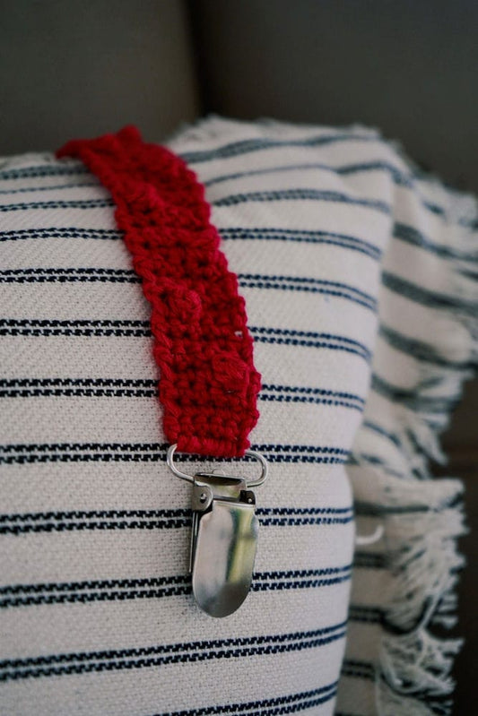 Crochet pacifier clip - Red dots Babalu boutique
