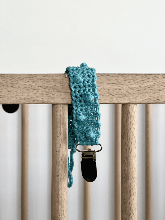 Crochet pacifier clip - Sky blue dots Babalu boutique