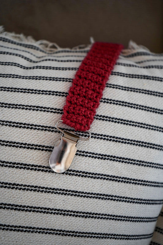Crochet pacifier clip - red simplicity Babalu boutique