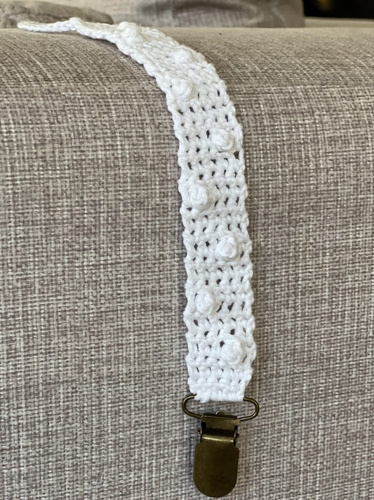 Crochet pacifier clip - white dots Babalu boutique