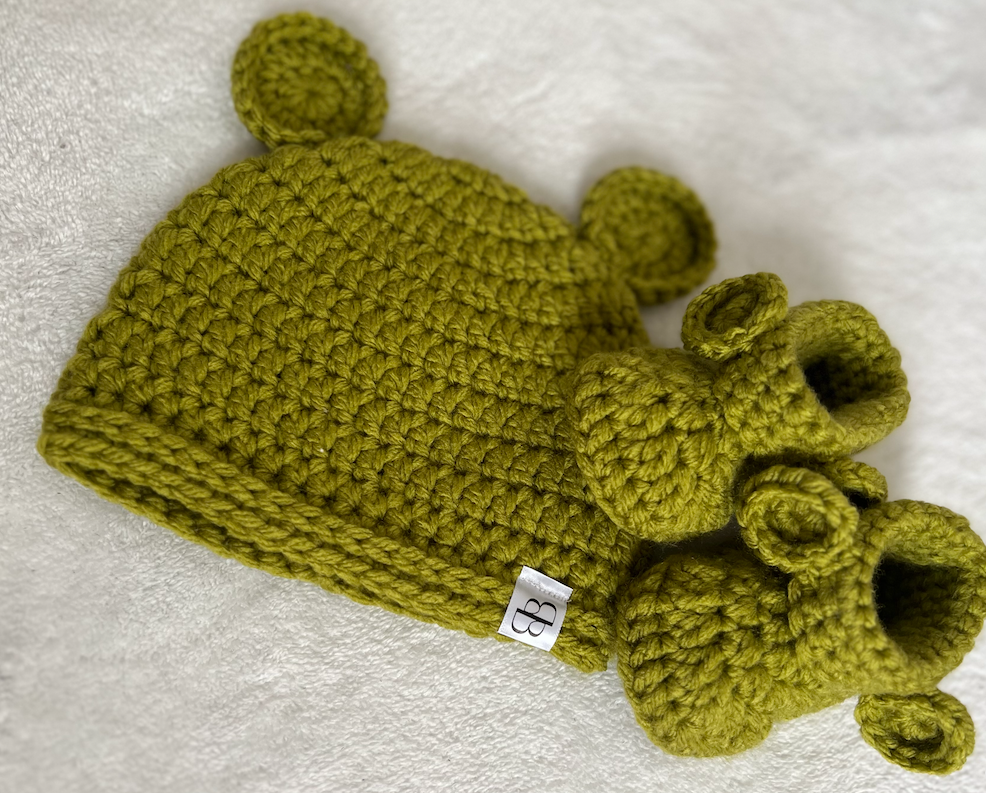 Knitted bear beanie & booties - Autumn green Babalu boutique